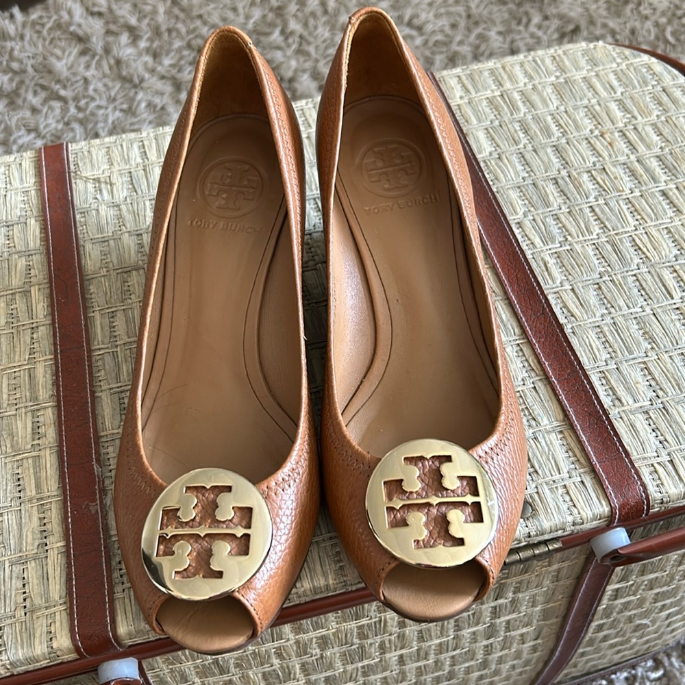 Tory Burch Tan Leather Sally 2 Heels Pumps Wedges with Iconic Gold Logo 7.5
